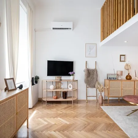 Solar System With Gallery Lägenhet Budapest